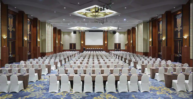 Phòng họp cao cấp nằm trên tầng 20 của khách sạn. Ảnh: Booking.