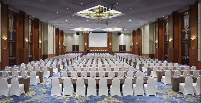 Phòng họp cao cấp nằm trên tầng 20 của khách sạn. Ảnh: Booking.