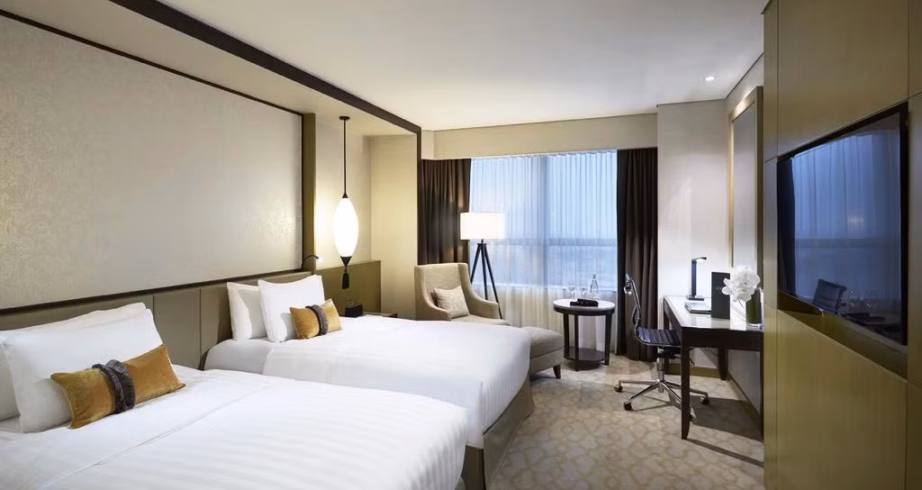 Các phòng nghỉ được trang bị TV màn hình phẳng với các kênh truyền hình cáp. Trong phòng cũng có két an toàn và tiện nghi pha trà/cà phê. Ảnh: Booking.