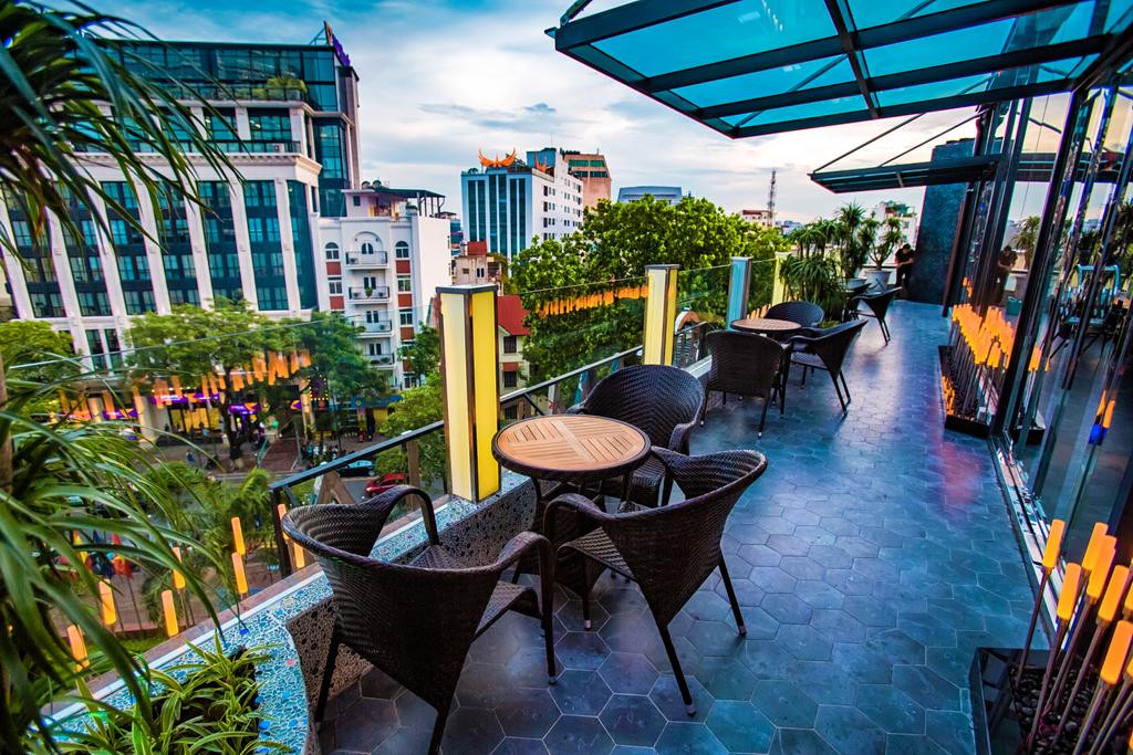 Từ tầng 21, khách có thể ngắm toàn cảnh thành phố. Ảnh: Booking.