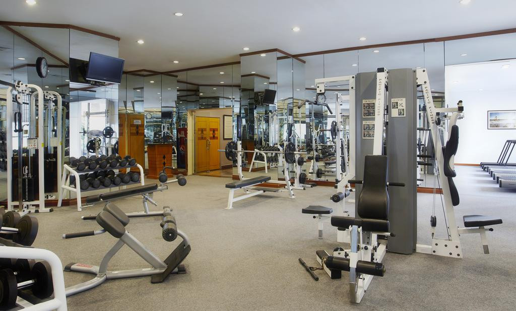 Phòng tập gym với đầy đủ các loại thiết bị. Ảnh: Booking.