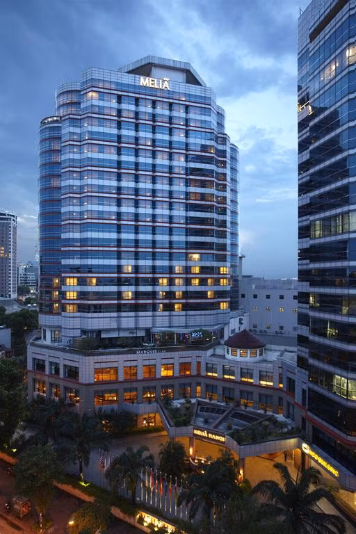 Tọa lạc tại số 44B Lý Thường Kết (Hoàn Kiếm, Hà Nội), Melia là khách sạn 5 sao có 306 phòng, bao gồm 5 loại chính: Deluxe King (140 phòng), Deluxe Twin (98 phòng), Executive Suite (66 phòng), Grand Suite (01phòng), Presidential Suite (01 phòng). Ảnh: Booking.