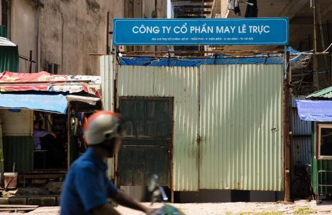 Bên dưới cổng tòa nhà, luôn có từ 2 - 4 nhân viên bảo vệ túc trực 24/24h. Các bảo vệ ở đây cho biết, tòa nhà đã bị phong tỏa nhiều năm nay, không có hoạt động gì. Khu vực tầng hầm của tòa nhà cũng đang bỏ không mặc dù nhiều người có ý định nhờ coi xe ô tô theo tháng.