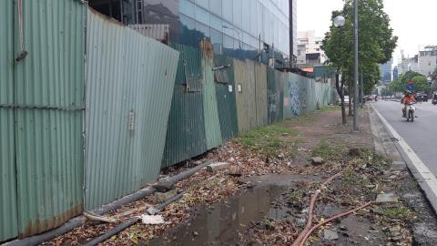 Theo Chủ tịch UBND TP. Hà Nội, tòa nhà 8B Lê Trực sai phạm tràn lan, lấn chiếm cả vỉa hè, sai từ móng đến ngọn. “Có những cuộc họp trên UBND TP, tôi có nói là thực ra để đảm bảo kỷ cương phép nước, kể cả phải đập toà nhà này cũng phải đập, bởi vì xây dựng sai từ móng, từ tầng 1. Nhưng chủ đầu tư rất cùn” - ông Nguyễn Đức Chung chia sẻ.