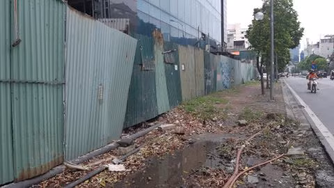 Theo Chủ tịch UBND TP. Hà Nội, tòa nhà 8B Lê Trực sai phạm tràn lan, lấn chiếm cả vỉa hè, sai từ móng đến ngọn. “Có những cuộc họp trên UBND TP, tôi có nói là thực ra để đảm bảo kỷ cương phép nước, kể cả phải đập toà nhà này cũng phải đập, bởi vì xây dựng sai từ móng, từ tầng 1. Nhưng chủ đầu tư rất cùn” - ông Nguyễn Đức Chung chia sẻ.