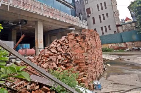 Theo quan sát của Đất Việt, bên trong tòa nhà vẫn sáng điện. Khu vực chân tòa nhà ngổn ngang vật liệu xây dựng, có biểu hiện xuống cấp chỉ sau 4 năm bị đình chỉ thi công.