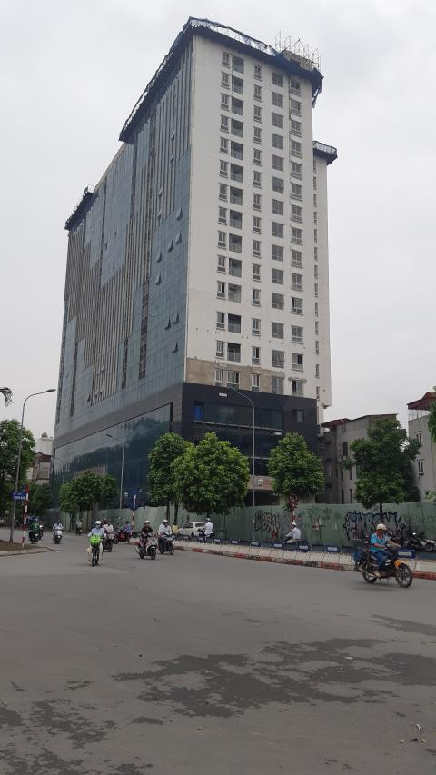 Một người bán trá đá ngay cạnh tòa nhà cho biết: "Rất lâu rồi không thấy công nhân đến làm việc tại tòa nhà".