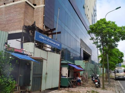 Chính những nhân viên bảo vệ này cũng không biết bao giờ tòa nhà được tiếp tục phá dỡ để trở lại hiện trạng như trong giấy phép được cấp. "Chúng tôi là bảo vệ của một công ty khác để chủ đầu tư thuê để bảo vệ mục tiêu nên mọi hoạt động đều không nắm được cụ thể. Thi thoảng chỉ có xe ô tô của một số đơn vị đi vào một lúc rồi lại đi" - một người bảo vệ gác dưới cổng nhà 8B Lê Trực cho biết.