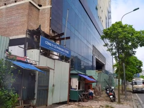 Chính những nhân viên bảo vệ này cũng không biết bao giờ tòa nhà được tiếp tục phá dỡ để trở lại hiện trạng như trong giấy phép được cấp. "Chúng tôi là bảo vệ của một công ty khác để chủ đầu tư thuê để bảo vệ mục tiêu nên mọi hoạt động đều không nắm được cụ thể. Thi thoảng chỉ có xe ô tô của một số đơn vị đi vào một lúc rồi lại đi" - một người bảo vệ gác dưới cổng nhà 8B Lê Trực cho biết.