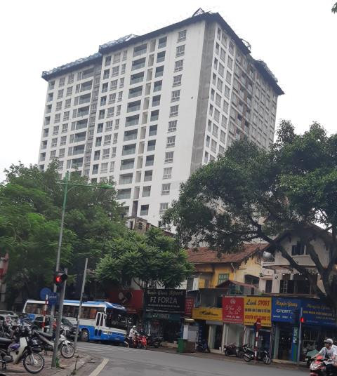 Bên cạnh đó, một phần tòa nhà 8B Lê Trực còn sát với khu dân cư. Điều này vi phạm hành lang PCCC theo quy định của pháp luật, gây nhiều nguy hiểm khi đi vào sử dụng.