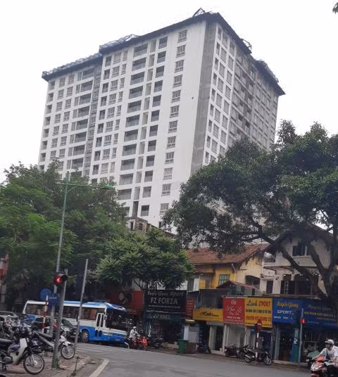 Bên cạnh đó, một phần tòa nhà 8B Lê Trực còn sát với khu dân cư. Điều này vi phạm hành lang PCCC theo quy định của pháp luật, gây nhiều nguy hiểm khi đi vào sử dụng.