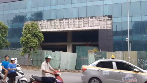 Tòa nhà đắp chiếu nhiều năm nay cũng gây nên hình ảnh nhếch nhác cho Thủ đô, đặc biệt nơi đây lại gần trung tâm.