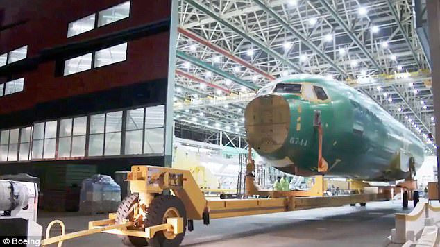 Khi quá trình lắp ráp kết thúc, máy bay được kéo ra khỏi khu lắp ráp và sẵn sàng chuẩn bị cho các đợt thử nghiệm bay. Ảnh: Boeing.