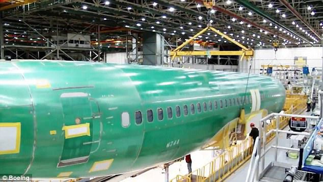 Sau đó, kỹ sư và công nhân lắp đặt phần cánh vào 2 bên. Ảnh: Boeing.