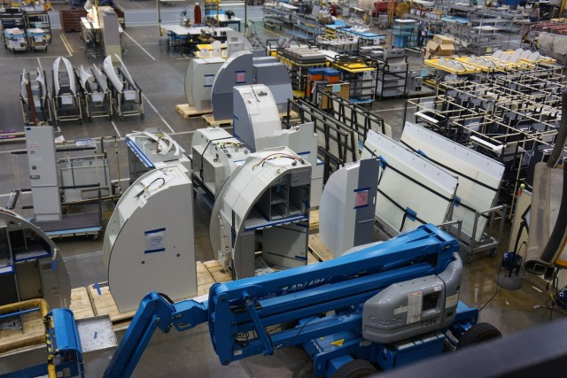 Mọi thiết bị hỗ trợ đều được tập trung tại xưởng lắp ráp. Ảnh: Chris Sloan.