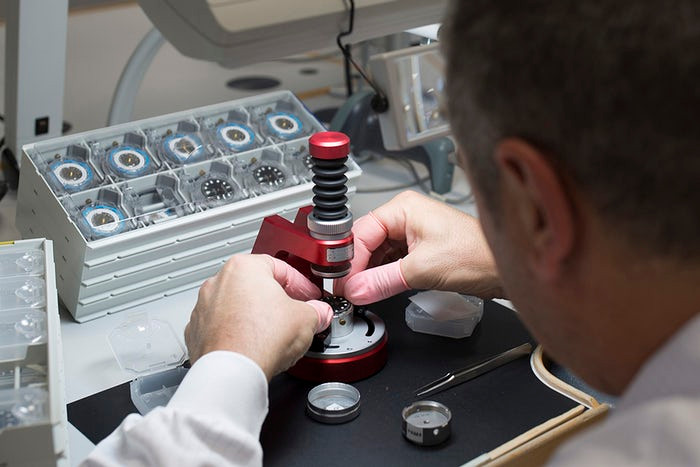 Để giảm chi phí cho dây chuyền sản xuất, Tudor không để tồn kho các vật liệu sản xuất mà chỉ sản xuất theo đúng số lượng đã được đặt.