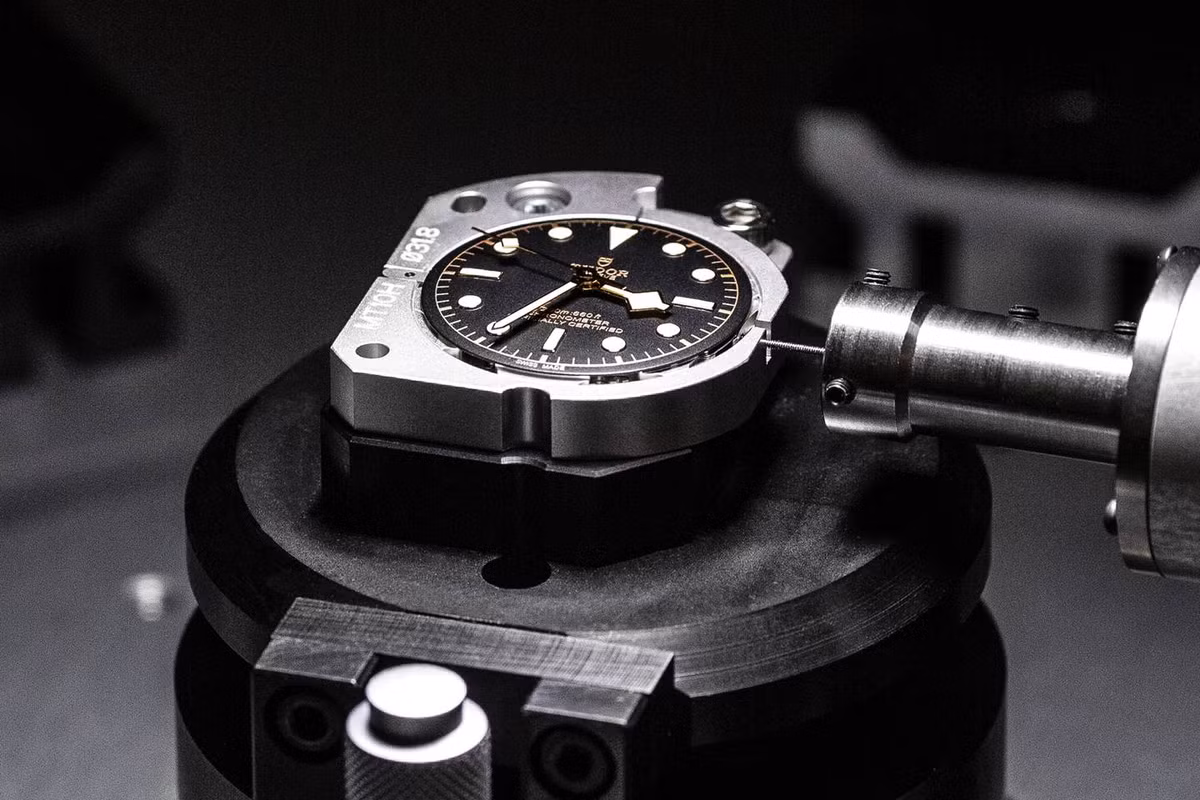 Ben trong nha may san xuat dong ho Tudor xa xi