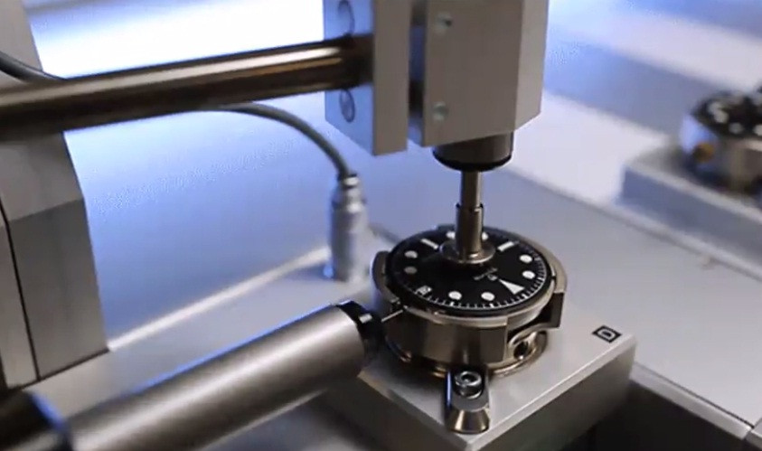 Chiếc máy này được sử dụng để tìm vị trí nửa đêm chính xác trên đồng hồ trước khi lắp ráp.