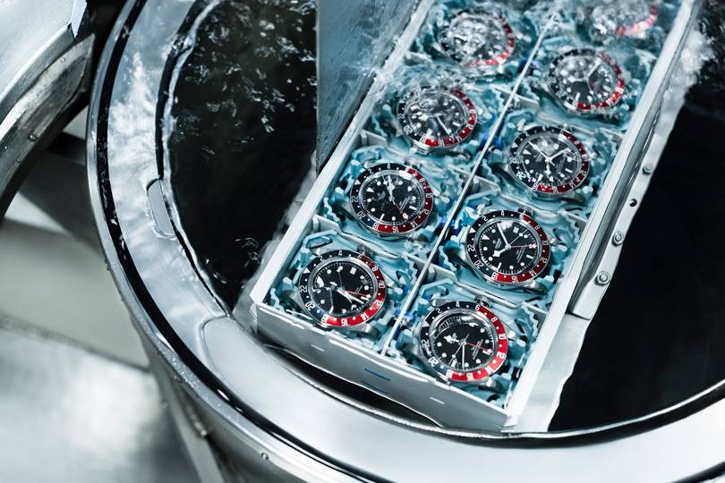 Để kiểm tra khả năng chống nước, 100 chiếc đồng hồ Tudor được nhúng vào bồn nước, niêm phong và đưa đến áp suất cao.