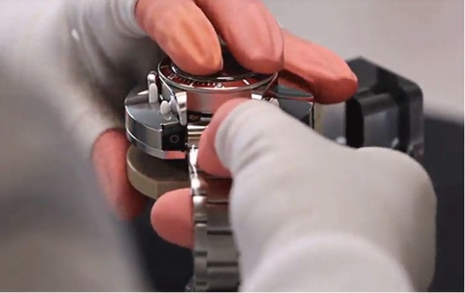 Chỉ những chiếc đồng hồ vượt qua bài kiểm tra này mới được chuyển sang bước tiếp theo là gắn dây đeo.