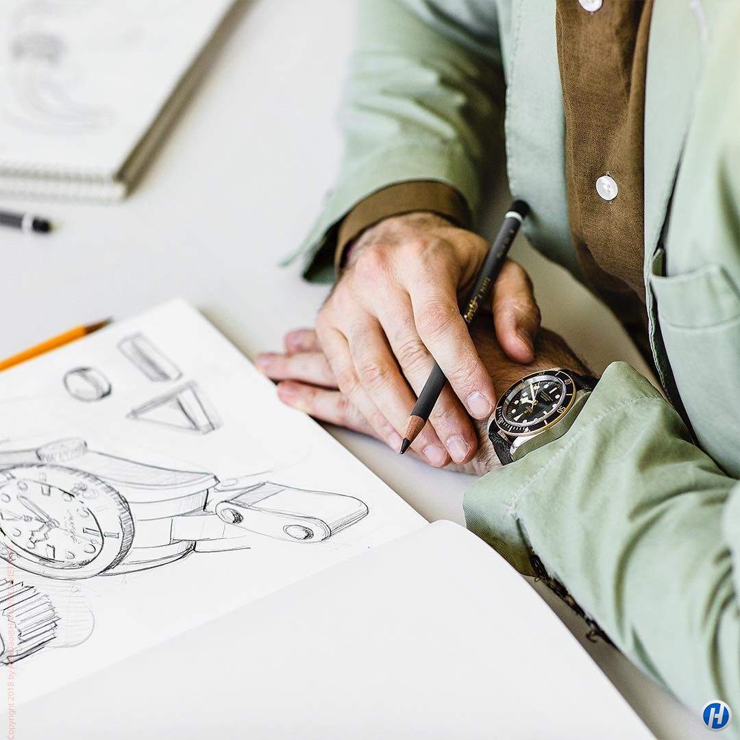 Đầu tiên, các chuyên gia lên ý tưởng cho thiết kế và bộ chuyển động của đồng hồ Tudor.