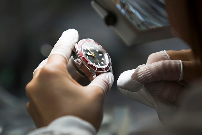 Tiếp đến, kỹ thuật viên thực hiện công việc kiểm tra bằng tay.