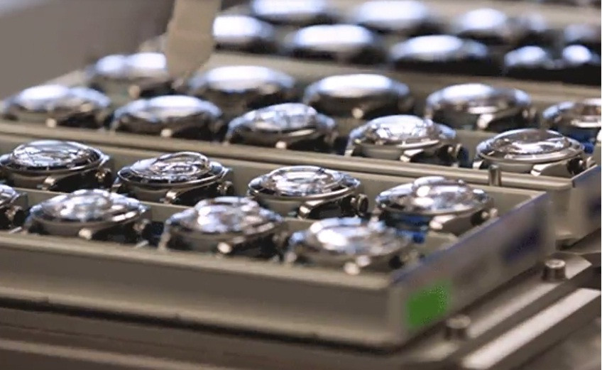 Nếu mặt kính vẫn trong, điều đó có nghĩa là không giọt nước nào lọt vào đồng hồ trong quá trình thử nghiệm.