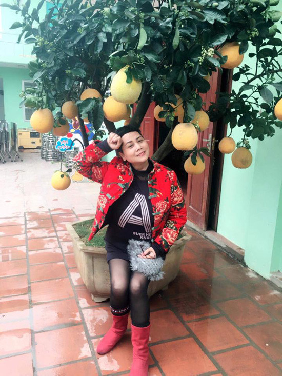 Diễn viên Minh Hằng chọn một chậu bưởi cảnh trang trí ngoài sân. Ảnh: Congly.