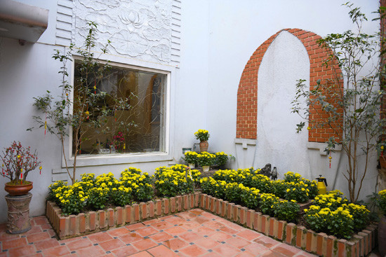 Góc vườn rực sắc vàng của hoa cúc tại nhà của NTK Đỗ Trịnh Hoài Nam. Ảnh: Giadinhnet.