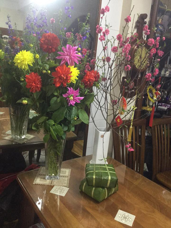 Một cái tết rất Hà Nội nhưng năm 90 trong nhà nghệ sĩ Minh Vượng với hoa thược dược, cành đào thắm cùng bánh chưng xanh. Ảnh: Congly.