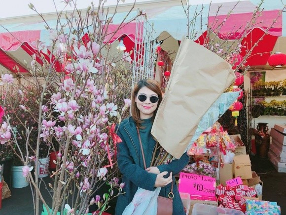 Dù rất bận song Thanh Thảo thường xuyên dành thời gian đi chợ Tết và tự tay trang trí ngôi nhà của mình. Ảnh: FBNV.