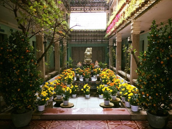 Sang Lê khoe ngôi nhà ngập tràn hoa tươi và đào, quất. Ảnh: Nld.