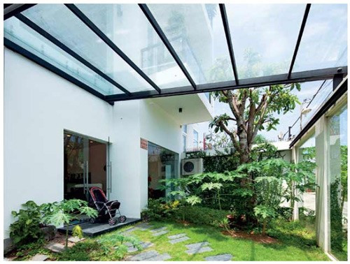 Những lúc rảnh, Hồ Ngọc Hà thường trồng cây và vui chơi cùng con trai trong khu vườn rộng rãi. Ảnh: Nld.