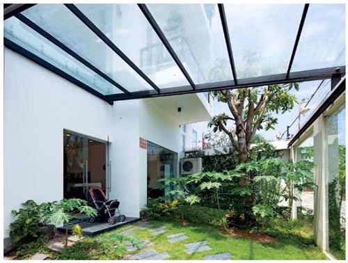 Những lúc rảnh, Hồ Ngọc Hà thường trồng cây và vui chơi cùng con trai trong khu vườn rộng rãi. Ảnh: Nld.