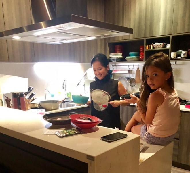 Góc bếp nhỏ, nơi Hồng Nhung tự tay nấu đồ ăn cho các con lúc rảnh rỗi. Ảnh: Dân Việt.