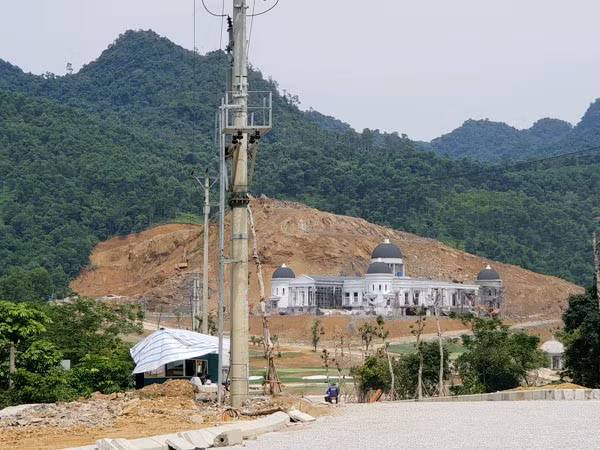 Tuy nhiên, ngày 10/4/2019, Thanh tra Bộ Xây dựng đã lập biên bản đối với dự án sân golf Kim Bảng, do có hành vi xây dựng hàng loạt các hạng mục công trình không phép. Ảnh: Baothanhtra.