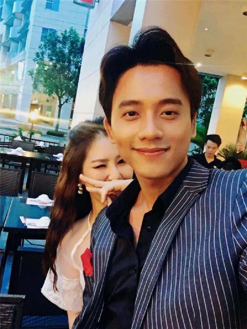 Học xong phổ thông, Mai Tài Phến theo học ngành Kiến trúc. Sau thời gian tìm hiểu và thấy không phù hợp, Mai Tài Phến mạnh dạn nộp đơn thi vào trường Đại học sân khấu Điện ảnh TP HCM và trúng tuyển. Ảnh: Baogiaothong.