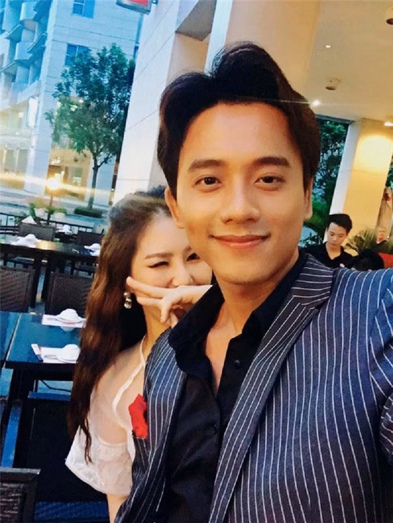 Học xong phổ thông, Mai Tài Phến theo học ngành Kiến trúc. Sau thời gian tìm hiểu và thấy không phù hợp, Mai Tài Phến mạnh dạn nộp đơn thi vào trường Đại học sân khấu Điện ảnh TP HCM và trúng tuyển. Ảnh: Baogiaothong.