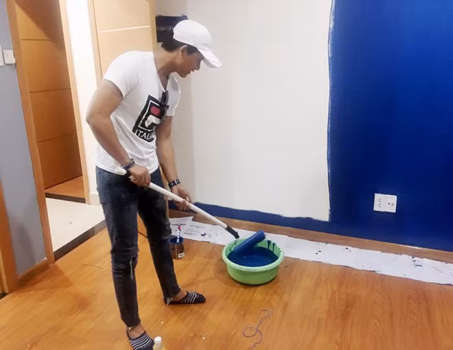 Sau một thời gian ngắn khi nổi tiếng, nam diễn viên Mai Tài Phến khoe khéo nhà tậu bằng cách đăng tải hình ảnh tự tay sơn căn hộ mớ. Ảnh: FBNV.