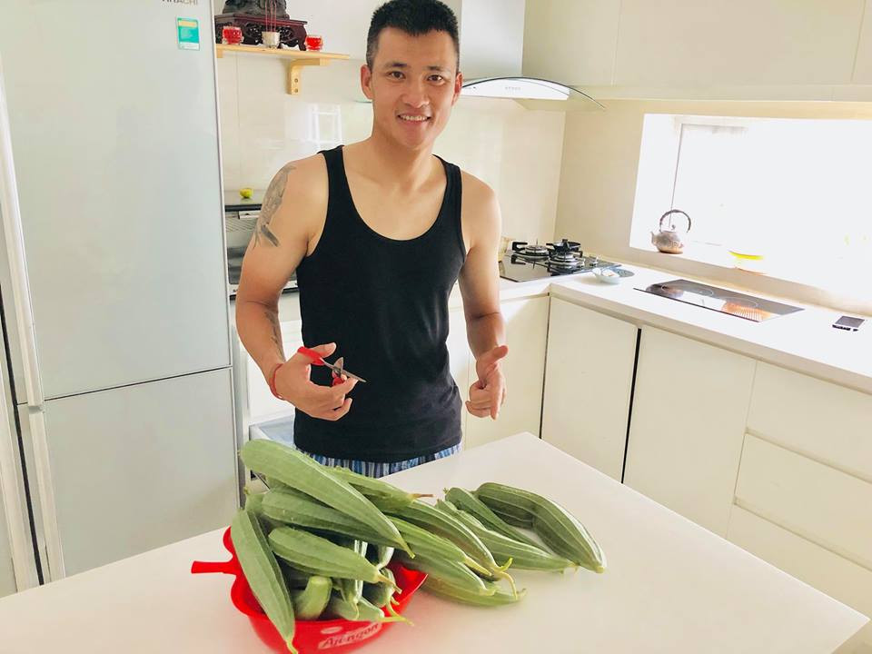 Có lần Công Vinh còn hài hước đăng trên Facebook: "Ngày nào cũng cắt bao nhiêu trái mướp, nhìn mướp riết ngán luôn.. ai mua mướp không 10k/ trái không bao phí ship".