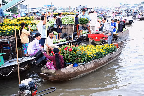 Vào những ngày giáp Tết, các khu chợ nổi miền Tây trở nên rộn ràng và tươi tắn hơn bao giờ hết. Trên mọi ngã sông, những chiếc thuyền lớn, nhỏ chở đầy ắp hoa lần lượt đổ về. Ảnh: Baogialai.