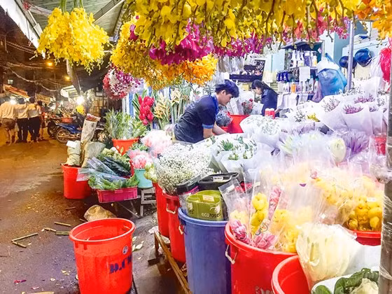 Hoa ở đây chủ yếu nhập từ Đà Lạt và các tỉnh miền Tây. Ngoài ra, còn có rất nhiều loại hoa ngoại nhập từ các nước như Thái Lan, Nhật, Trung Quốc...Ảnh: SGĐT.