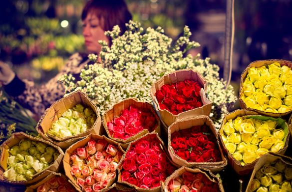 Chợ hoa Hồ Thị Kỷ là khu chợ hoa lớn nhất Sài Gòn với tuổi đời gần 30 năm. Chợ họp cả ngày lẫn đêm, nhưng chợ hoa đêm mới thực sự nhộn nhịp. Ảnh: Vntrip.