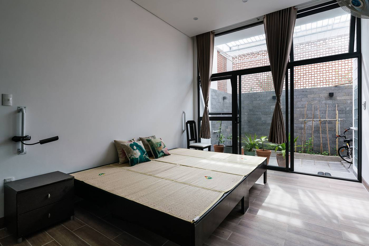 Phòng ngủ của ông bà có khoảng sân nhỏ để trồng cây.