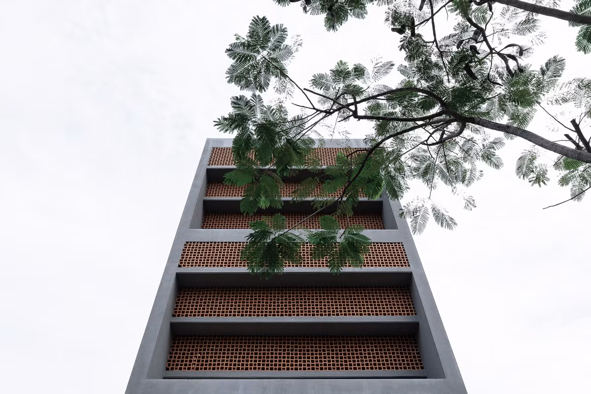 Lớp màng lớn này được tạo nên từ gạch bông gió và lưới chống côn trùng.