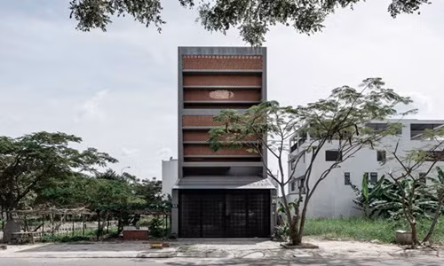 Nằm trong một khu dân cư mới còn khá vắng vẻ, bao quanh là các khu đất trống của huyện ngoại thành ở TP HCM, ngôi nhà cần thiết một giải pháp tránh được các loại côn trùng và đảm bảo không gian sống thoải mái, tiện nghi.