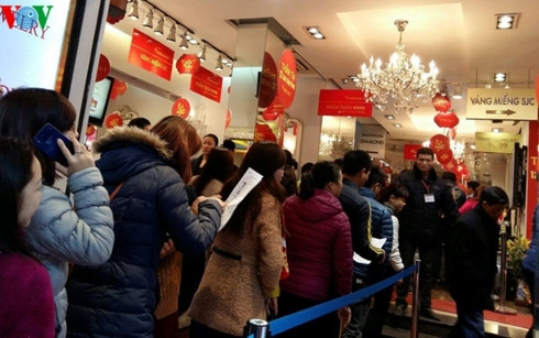 Mua vang ngay via than Tai: Ai duoc loi nhat?