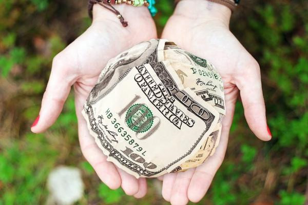 Việc mở nhiều cửa ở các vị trí khác nhau trong ngôi nhà sẽ mang đến nhiều tiện ích cho giao thông trong nhà. Nhưng theo phong thủy, kiểu kiến trúc nhà này sẽ không giúp căn nhà tụ được khí, vì thế dễ dẫn đến tiền tài thất thu.