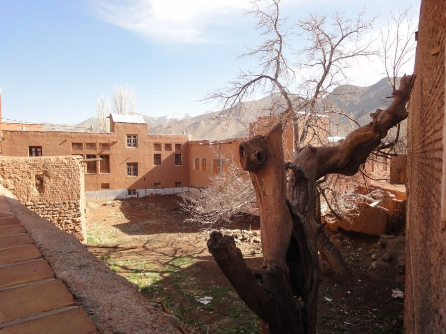 Tất cả các ngôi nhà được xây dựng bằng gạch làm từ bùn chứa nhiều ôxit sắt. Ảnh: Synotrip.