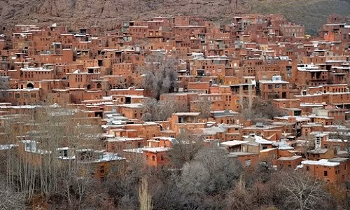 Nhung ngoi nha bang bun do trong lang co giua sa mac